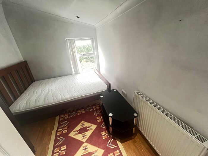 1 Bedroom Flat To Rent In Edinburgh Road, London, N18
