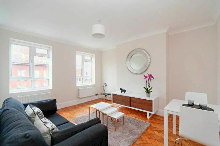3 Bedroom Flat To Rent In Whites Square, London, SW4