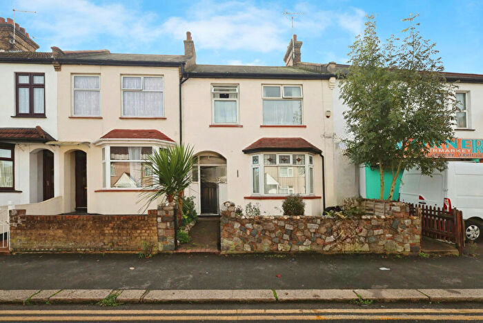 3 Bedroom Terraced House For Sale In Fairfax Drive, Westcliff-on-sea, SS0