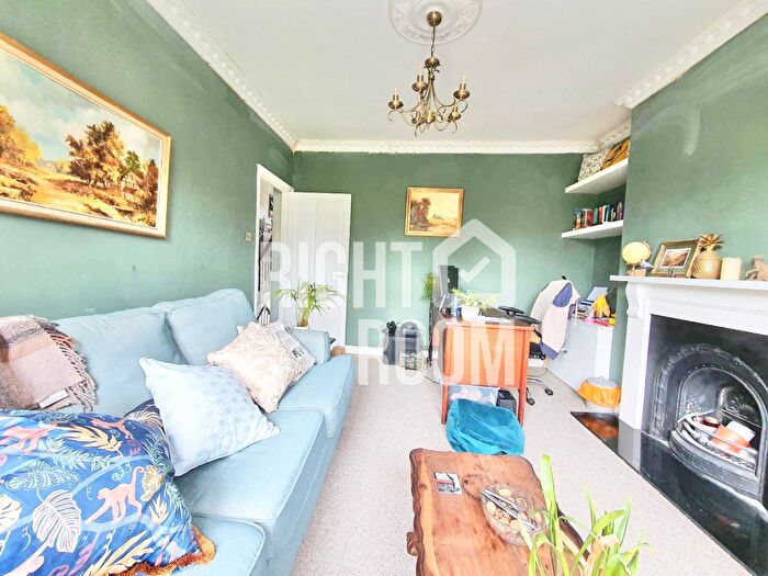 1 Bedroom Flat To Rent In St. Georges Avenue, London, N7
