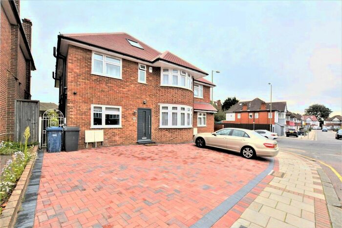 Studio To Rent In Queens Way, London, NW4