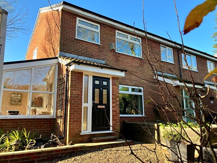 3 Bedroom Town House For Sale In Wilderswood Court, Horwich, Bolton, BL6