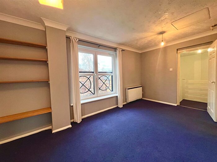 1 Bedroom Maisonette To Rent In Torrington Place, London, E1W