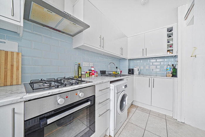 3 Bedroom Maisonette To Rent In Willow Court, Eden Grove, N7