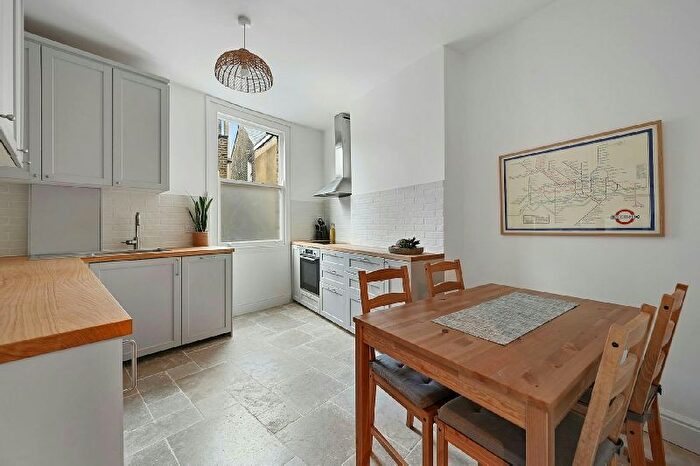 2 Bedroom Maisonette For Sale In Cressida Road, Whitehall Park, Archway, N19