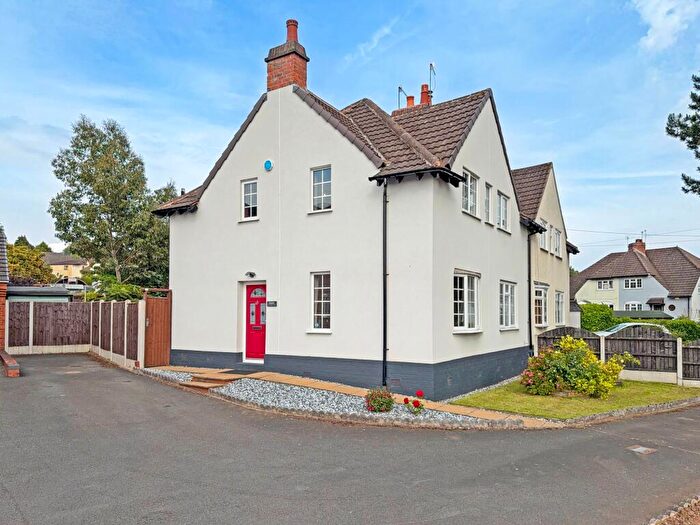 3 Bedroom Semi-Detached House For Sale In Stream Road, Kingswinford, DY6