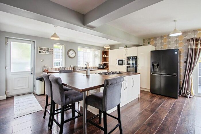 3 Bedroom Semi-Detached House For Sale In Field End Mount, Leeds, LS15