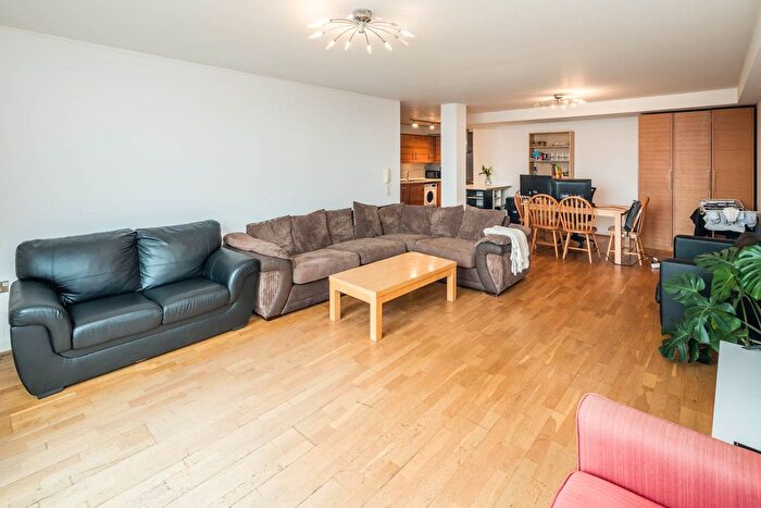 3 Bedroom Flat To Rent In Back Church Lane, Liverpool Street, E1