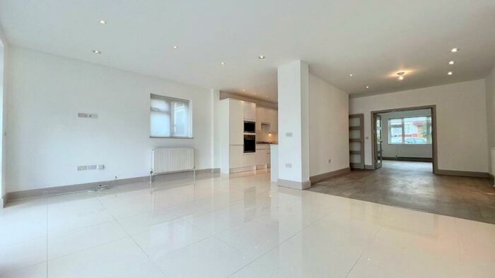 5 Bedroom Apartment To Rent In Montpelier Rise, London, NW11
