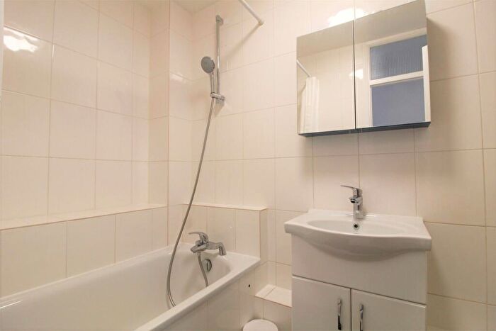 2 Bedroom Apartment To Rent In Blackbird Hill, London, NW9