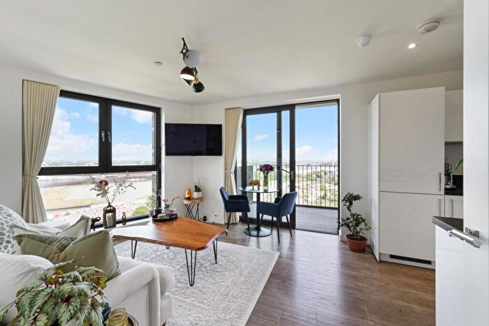 1 Bedroom Apartment For Sale In Kingfisher Heights, London, E16