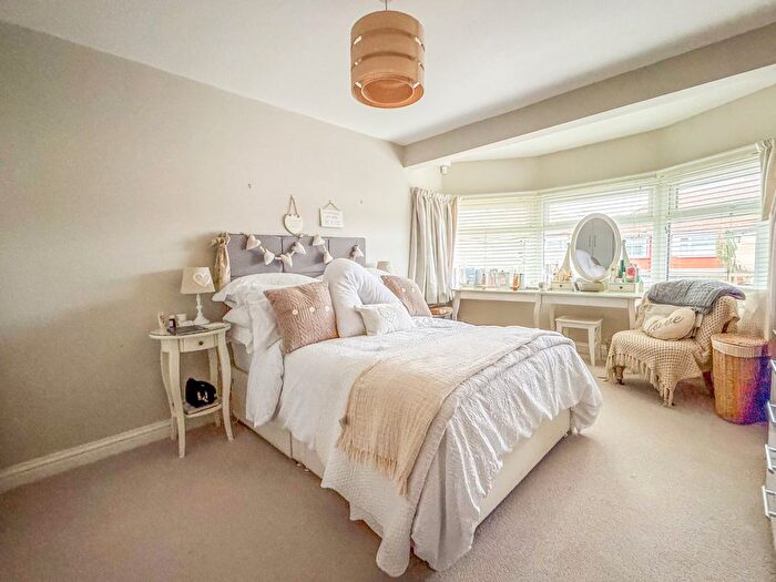 2 Bedroom Semi-Detached Bungalow For Sale In Willow Walk, Hockley, SS5