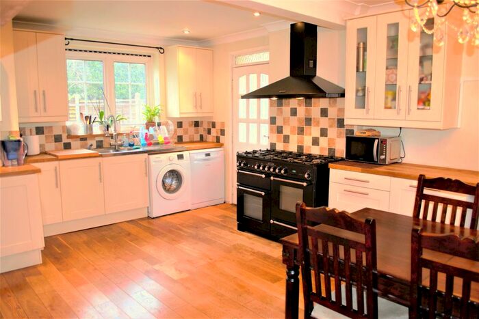 3 Bedroom Semi-Detached House To Rent In Greenstead Ave, Woodford Green, IG8