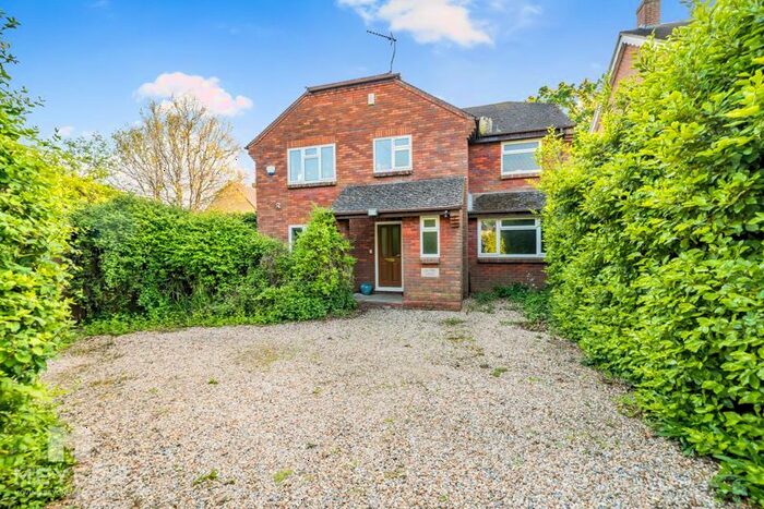 4 Bedroom Detached House For Sale In New Road, Lytchett Minster, BH16