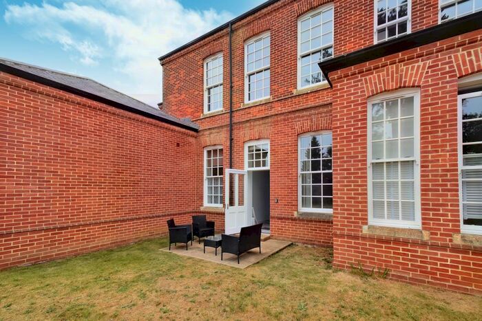 2 Bedroom Flat To Rent In Whitecroft Park, Newport, PO30