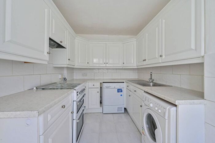 2 Bedroom Flat For Sale In Tangley Grove, Roehampton, London, SW15