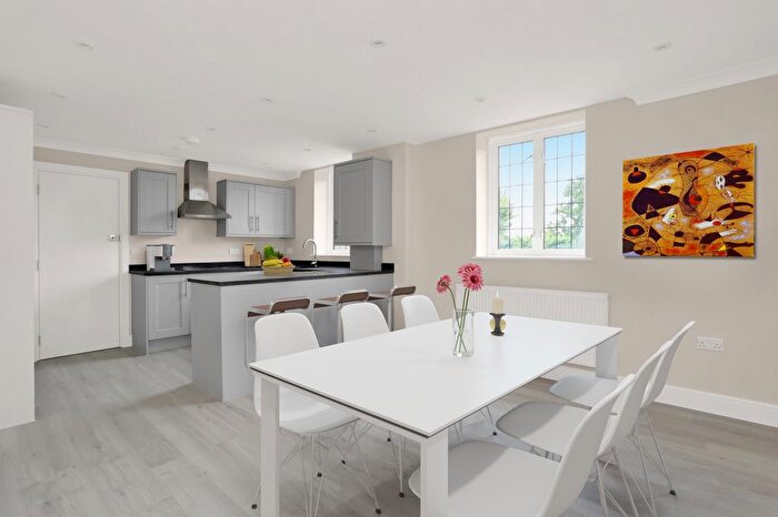 3 Bedroom Flat To Rent In Queens Close, Lammas Lane, Esher, Surrey, KT10