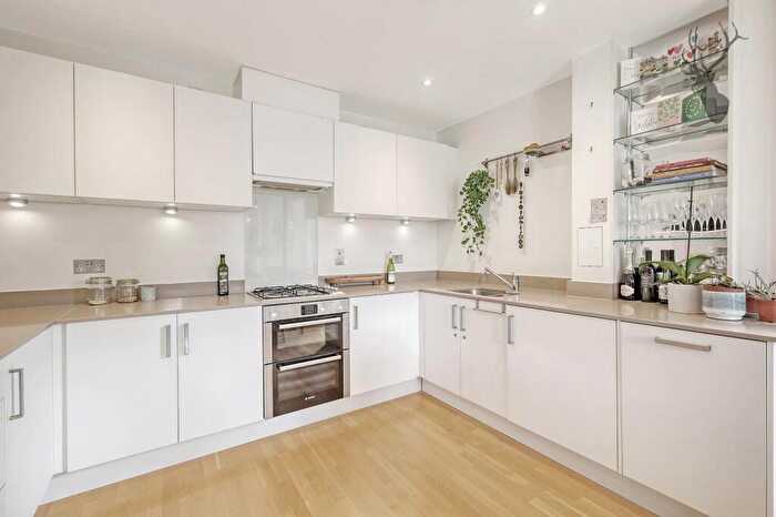 2 Bedroom Apartment To Rent In Trafalgar Gardens, Stepney Green, E1
