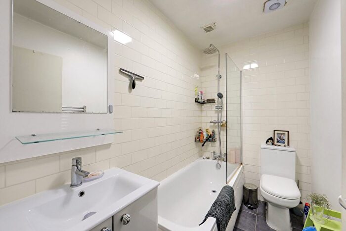 2 Bedroom Flat For Sale In Chadwick Road, Peckham, London, SE15