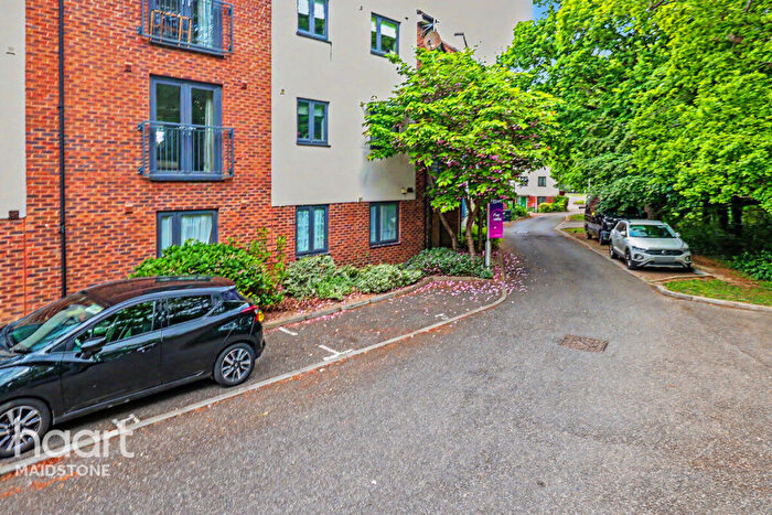 2 Bedroom Apartment For Sale In Ruskin Grove, Maidstone, ME15