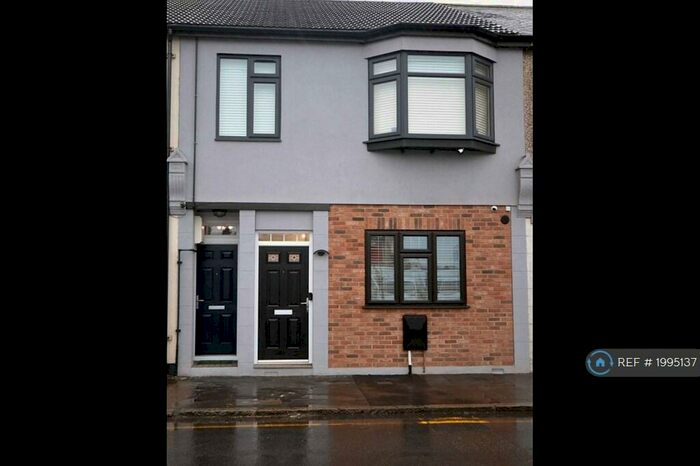 2 Bedroom Flat To Rent In High Street, Hadleigh, Benfleet, SS7