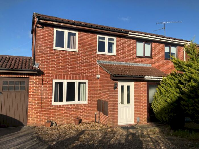 3 Bedroom House To Rent In Mathias Walk -, RG22