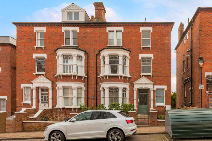 3 Bedroom Flat To Rent In Nassington Road, South End Green, NW3