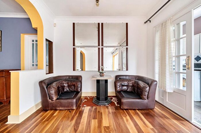 5 Bedroom Semi-Detached House To Rent In Walmington Fold, Woodside Park, N12