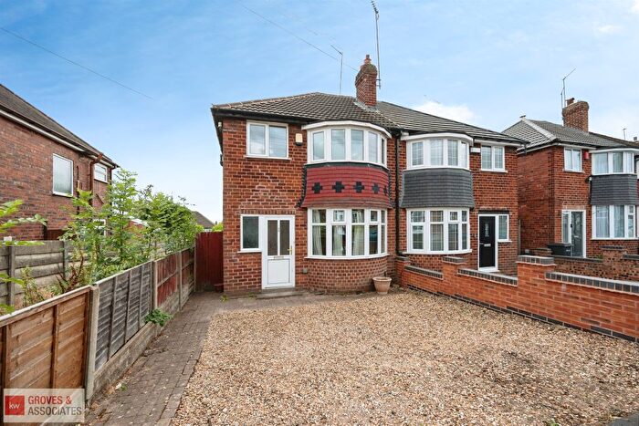 3 Bedroom Semi-detached House For Sale In Waddington Avenue, Birmingham, B43