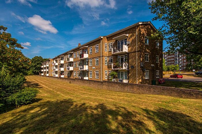 2 Bedroom Flat For Sale In Dulwich Common, East Dulwich, London, SE22
