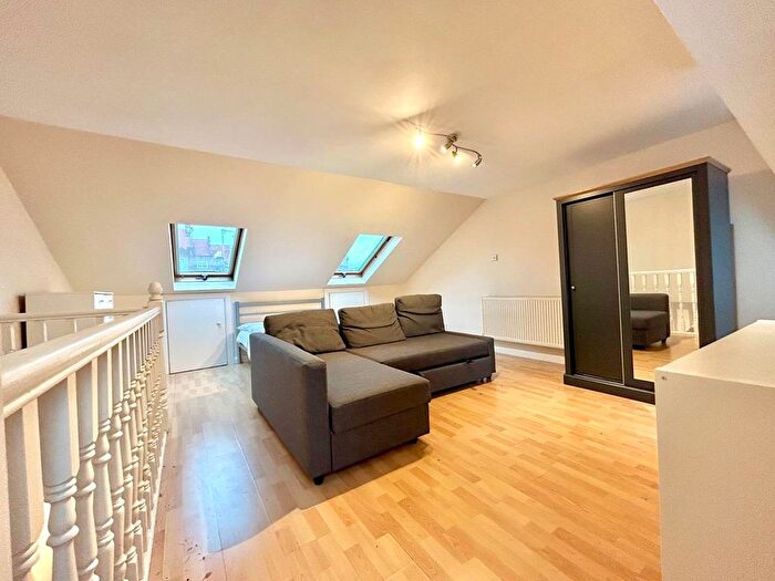 3 Bedroom Maisonette For Sale In Broughton Road, London, SW6