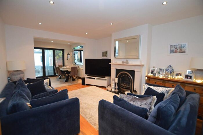 3 Bedroom Bungalow For Sale In The Ridge, Whitton, Twickenham, TW2