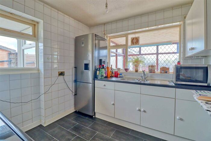 2 Bedroom Bungalow For Sale In Drakes Approach, Clacton On Sea, CO15