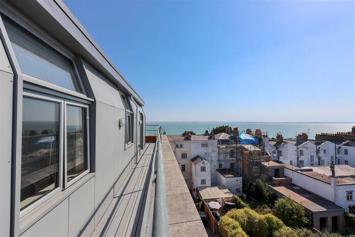 2 Bedroom Flat To Rent In Royal Mews, Southend-On-Sea, SS1