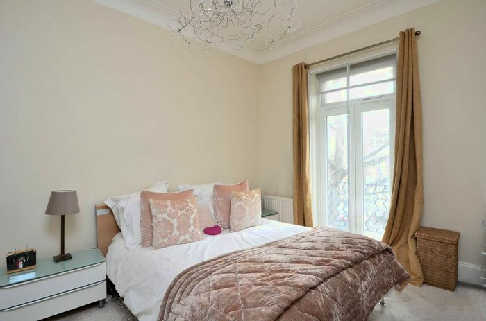2 Bedroom Flat To Rent In Old Brompton Road, Earls Court, London, SW5