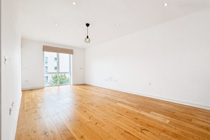 2 Bedroom Flat For Sale In Melliss Avenue, Kew, TW9