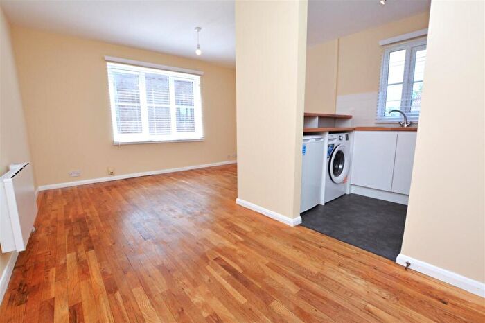 1 Bedroom Flat To Rent In Lowry Crescent, Mitcham, CR4