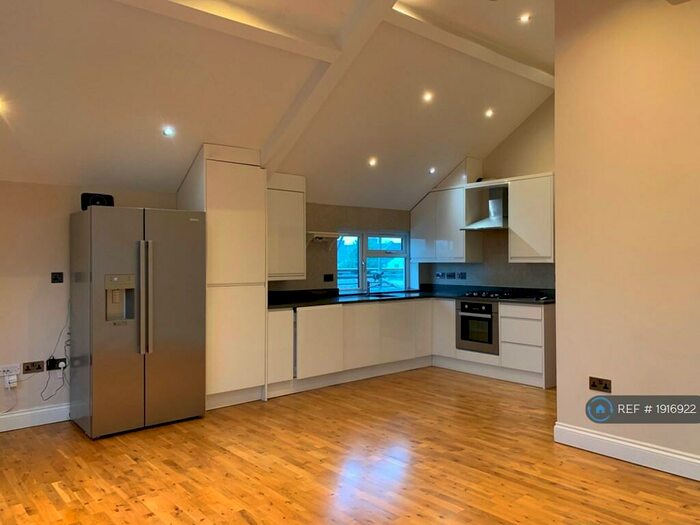 2 Bedroom Flat To Rent In Avenue Road, Sutton, SM2