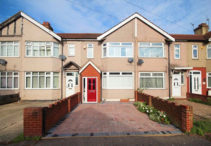 3 Bedroom Terraced House For Sale In Hawthorn Avenue, Rainham, RM13