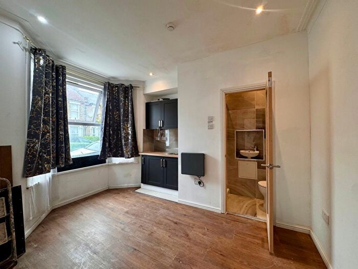 6 Bedroom Terraced House To Rent In Hawthorne Road, London, N18