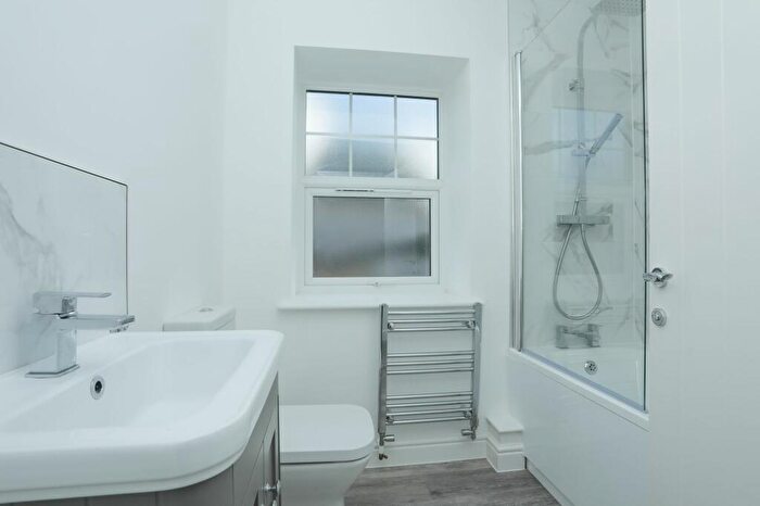 1 Bedroom Flat For Sale In Flat Railway House, Railway Close, CT16