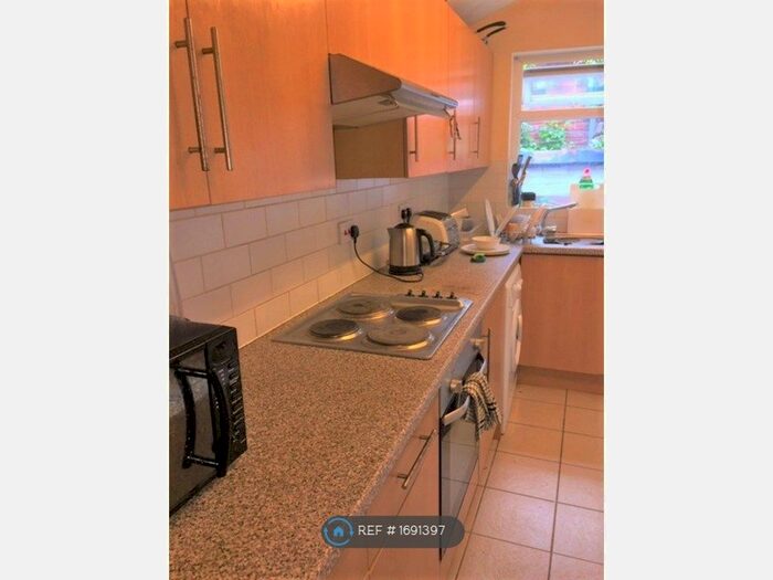 5 Bedroom Semi-Detached House To Rent In Moseley Road, Manchester, M14