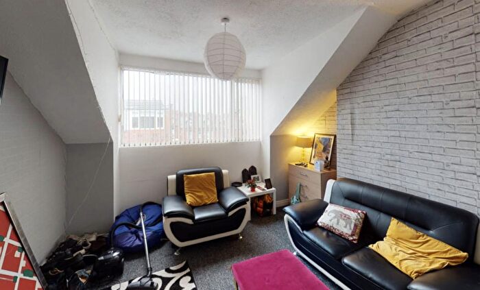 1 Bedroom Flat To Rent In Headingley Avenue, Leeds, LS6