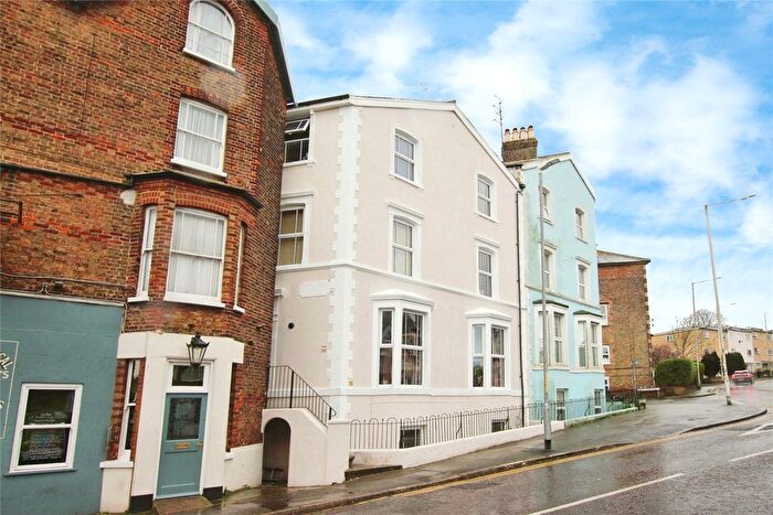 2 Bedroom Flat For Sale In Ramsgate Road, Broadstairs, Kent, CT10