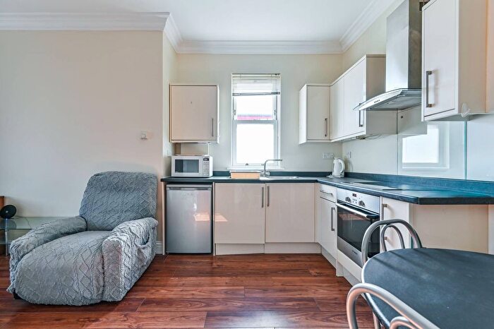 Studio To Rent In High Road, Stoke Newington, London, N15