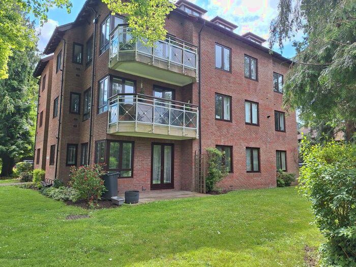 3 Bedroom Flat To Rent In Southacre Drive, Cambridge, CB2