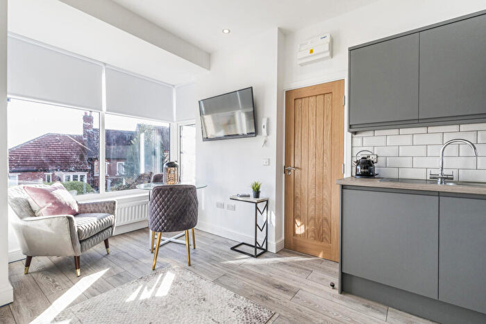 2 Bedroom House To Rent In Knowle Mount, Leeds, LS4