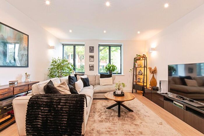 1 Bedroom Flat For Sale In Bay Tree Avenue, Leatherhead, Surrey, KT22