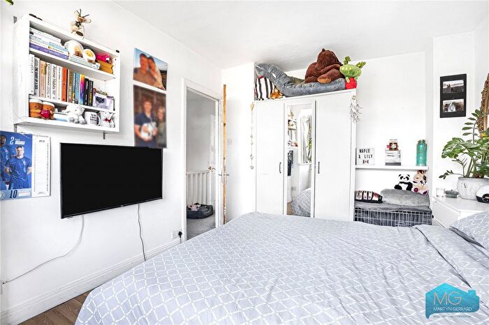 3 Bedroom Terraced House For Sale In Osidge Lane, London, N14
