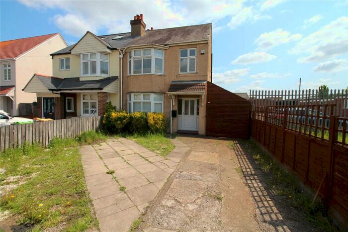 3 Bedroom Semi-Detached House To Rent In Ampthill Road, Bedford, Bedfordshire, MK42